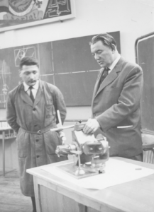 Inspection d’un professeur d’atelier en techno au début des années 60 : tous les enseignants inspectés gardent d’André Campa (An. 24) le souvenir d’un maître, celui dont l’autorité fait grandir.